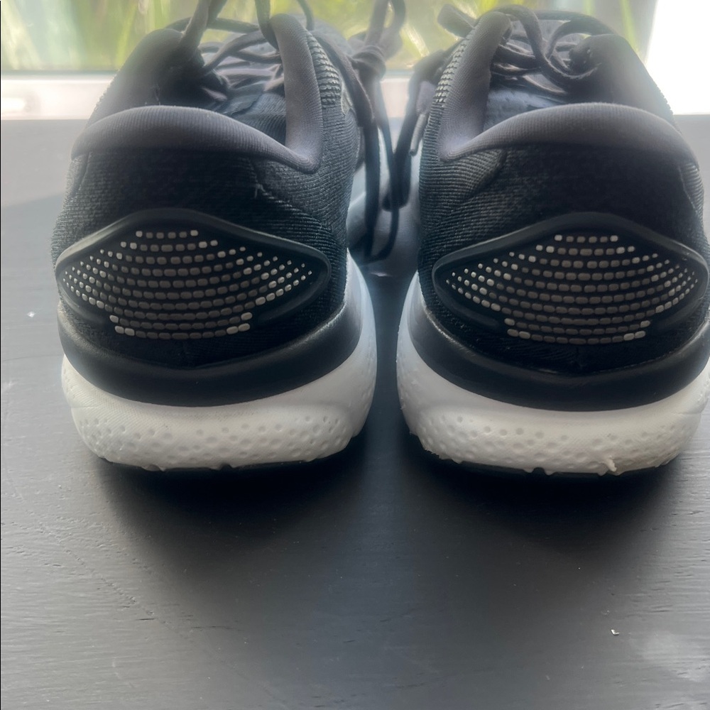 Brooks Ghost 16 Men's Athletic Shoes in Black /White. 11 wide worn only 3 times - Picture 6 of 7
